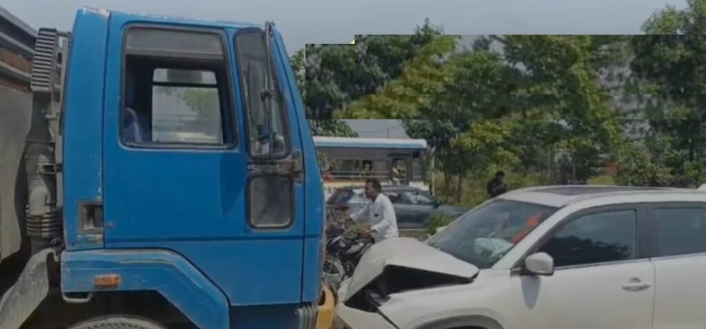 వేములవాడలో కారు, లారీ ఢీ.. పలువురికి గాయాలు: